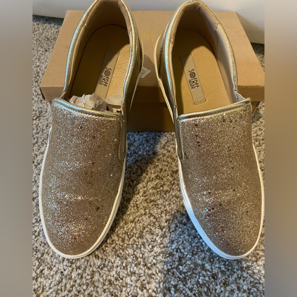 Soft free Womens gold sparkle sneakers, size 10 good condition dirt on soles
